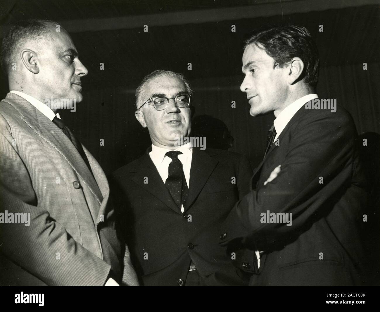 Homme politique italien Giorgio Bo, écrivain et journaliste Giancarlo Vigorelli, et moviemaker Pier Paolo Pasolini à la première du film Accattone, Rome, Italie 1960 Banque D'Images