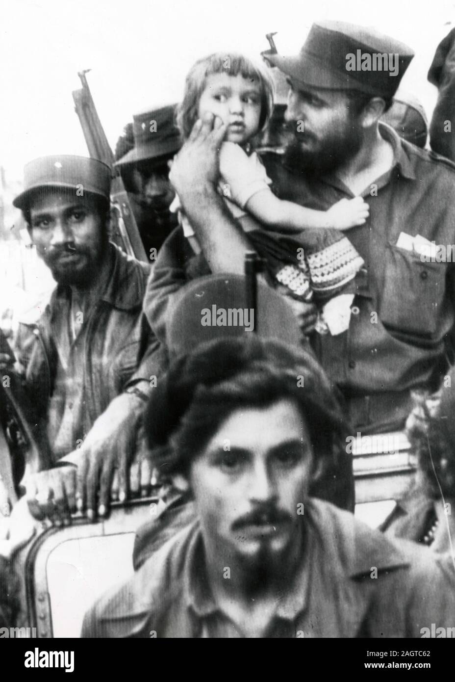 Révolutionnaire cubain Fidel Castro avec un bébé, La Havane, Cuba 1959 Banque D'Images