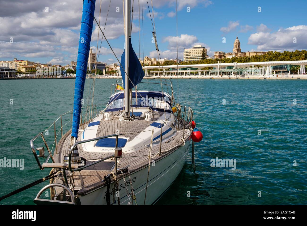 Bateau au port et vue générale avec la cathédrale, Málaga capital. Costa del Sol, Andalousie au sud de l'Espagne. L'Europe Banque D'Images