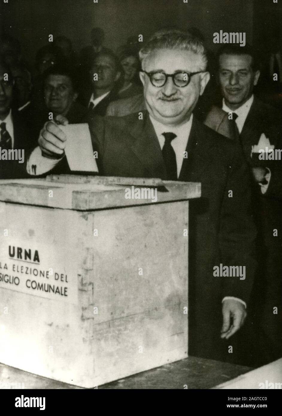 Homme politique italien et président de la République Giovanni Leone déposer son vote, Naples, Italie 1960 Banque D'Images