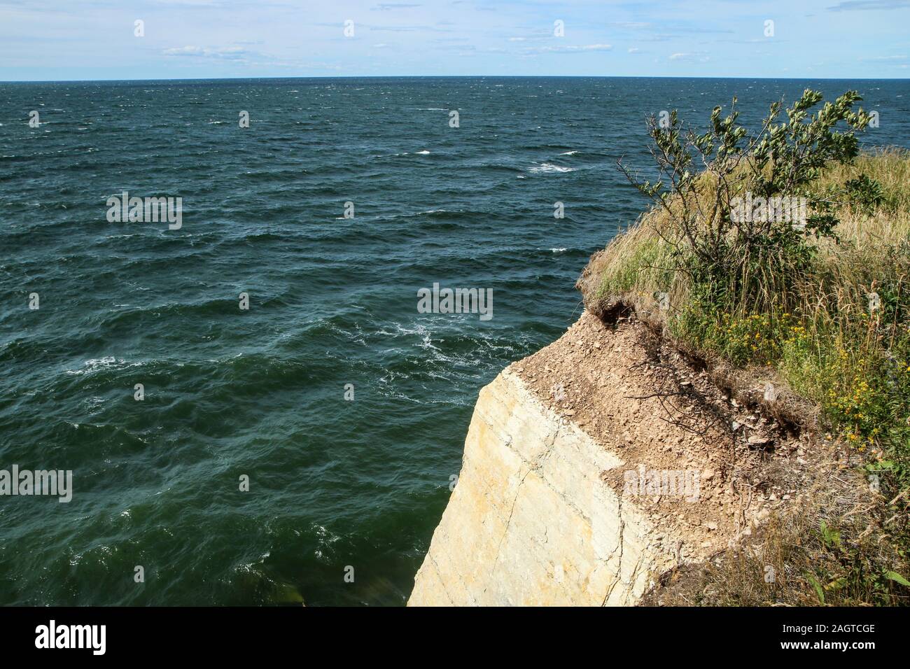 La photo de la côte sauvage de Paldiski en Estonie. Vous pouvez voir les hautes falaises au-dessus de la mer. Banque D'Images