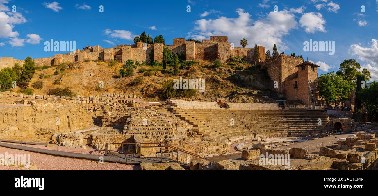 La photographie panoramique. Théâtre romain et l'Alcazaba arabe, capital Málaga, Costa del Sol, Andalousie au sud de l'Espagne. L'Europe Banque D'Images