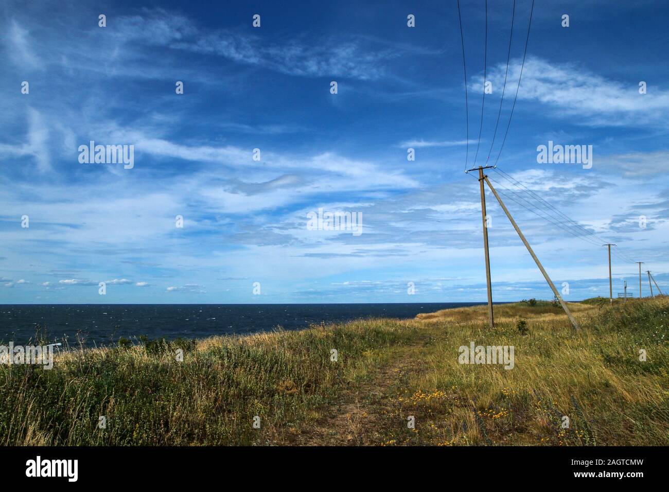 La photo de la côte sauvage de Paldiski en Estonie. Vous pouvez voir les poteaux électriques sur les falaises. Banque D'Images