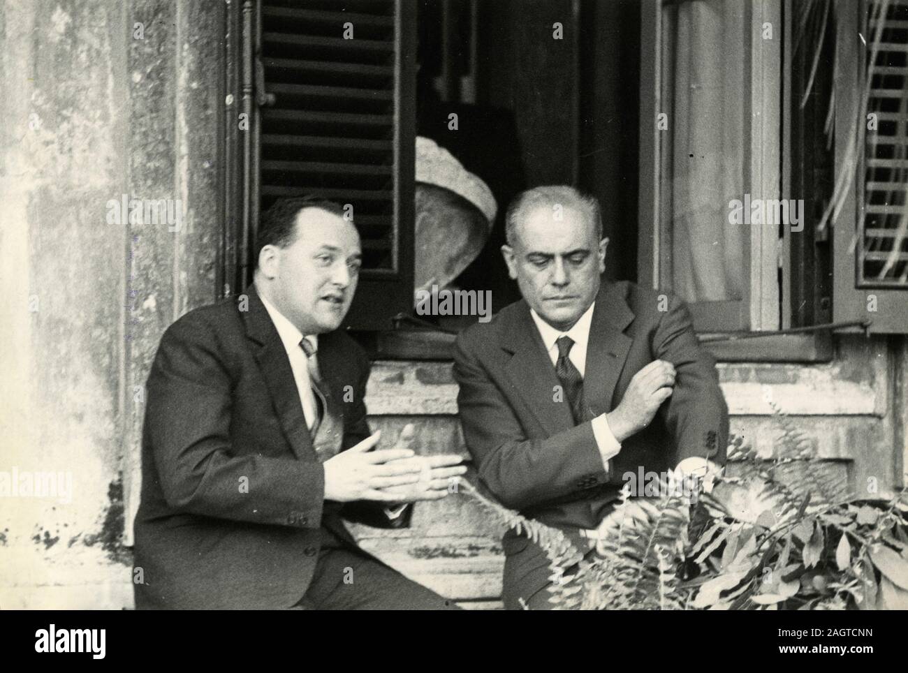 Homme politique italien Giorgio ministre Bo (à droite) et journaliste de télévision RAI et réalisateur Ettore Bernabei, Rome, Italie 1960 Banque D'Images