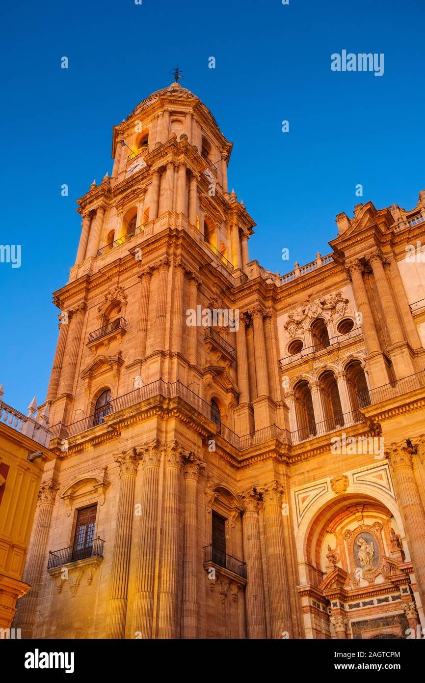 Édifice religieux de la cathédrale au crépuscule, Málaga capital. Costa del Sol, Andalousie au sud de l'Espagne. L'Europe Banque D'Images