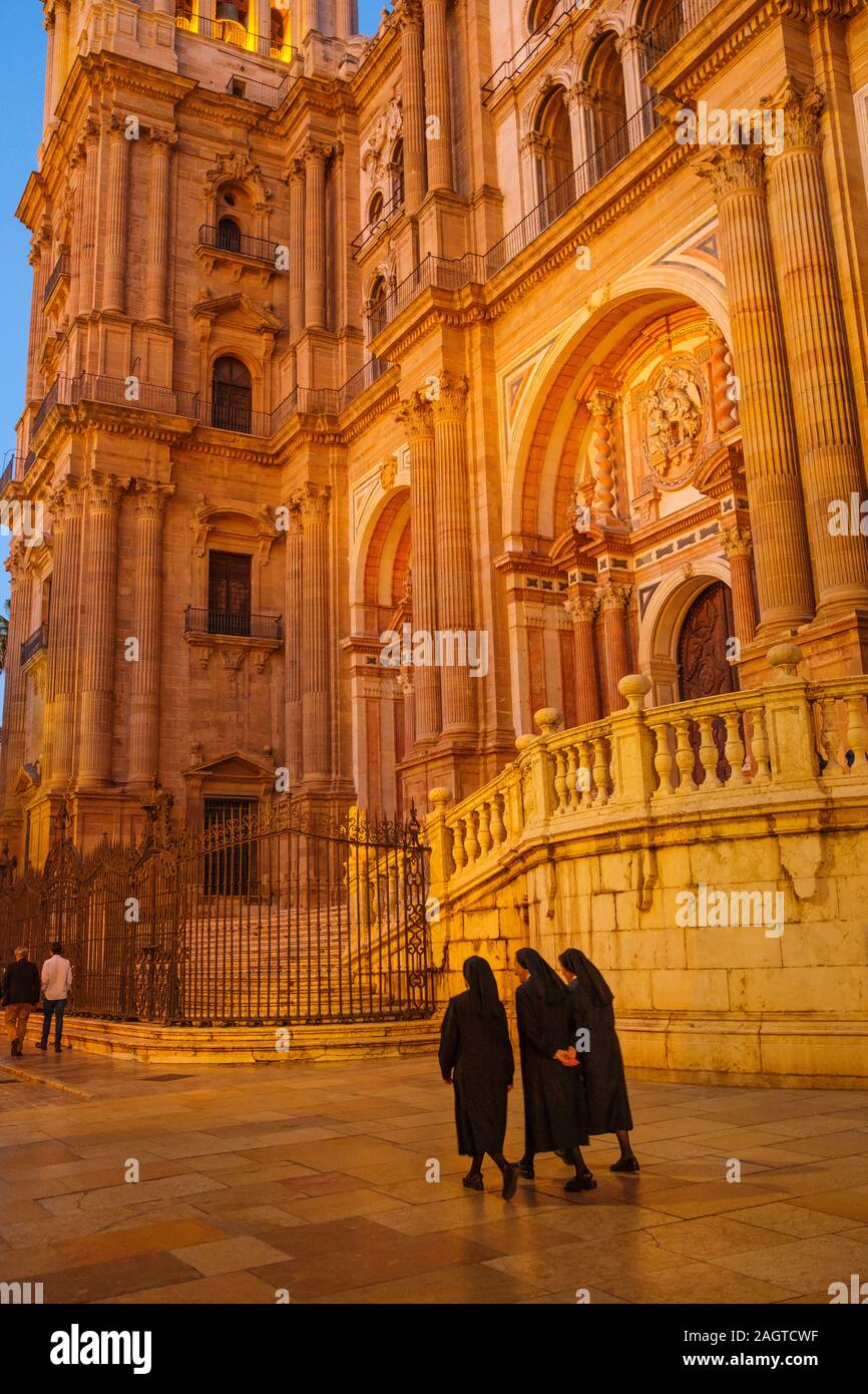 Édifice religieux de la cathédrale au crépuscule, Málaga capital. Costa del Sol, Andalousie au sud de l'Espagne. L'Europe Banque D'Images