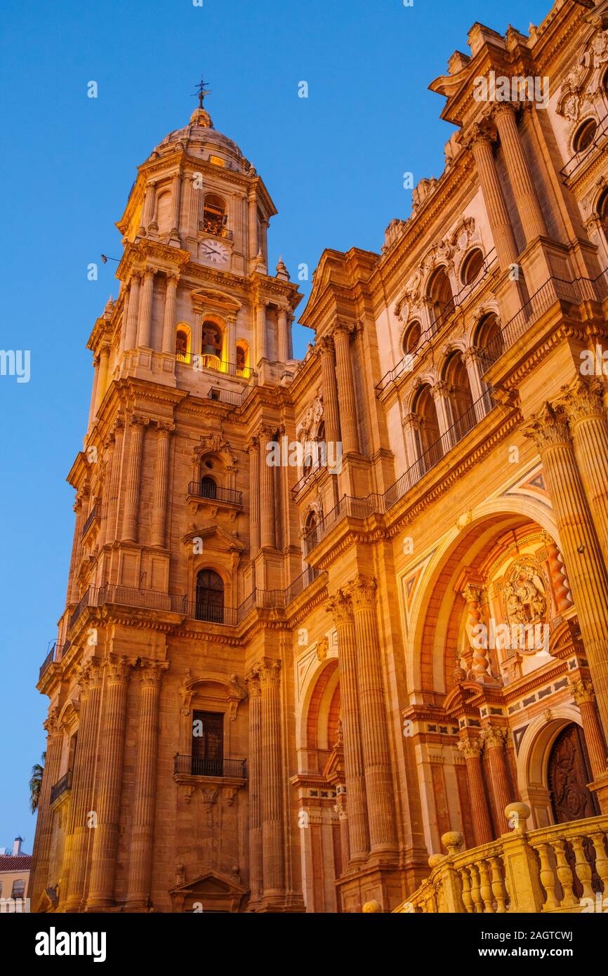 Édifice religieux de la cathédrale au crépuscule, Málaga capital. Costa del Sol, Andalousie au sud de l'Espagne. L'Europe Banque D'Images