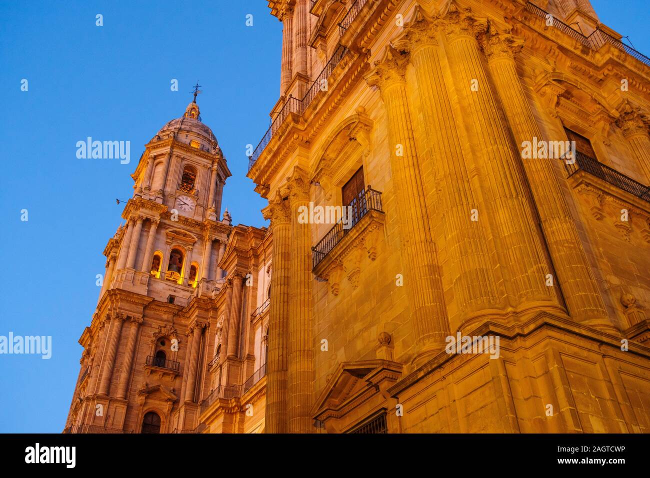 Édifice religieux de la cathédrale au crépuscule, Málaga capital. Costa del Sol, Andalousie au sud de l'Espagne. L'Europe Banque D'Images