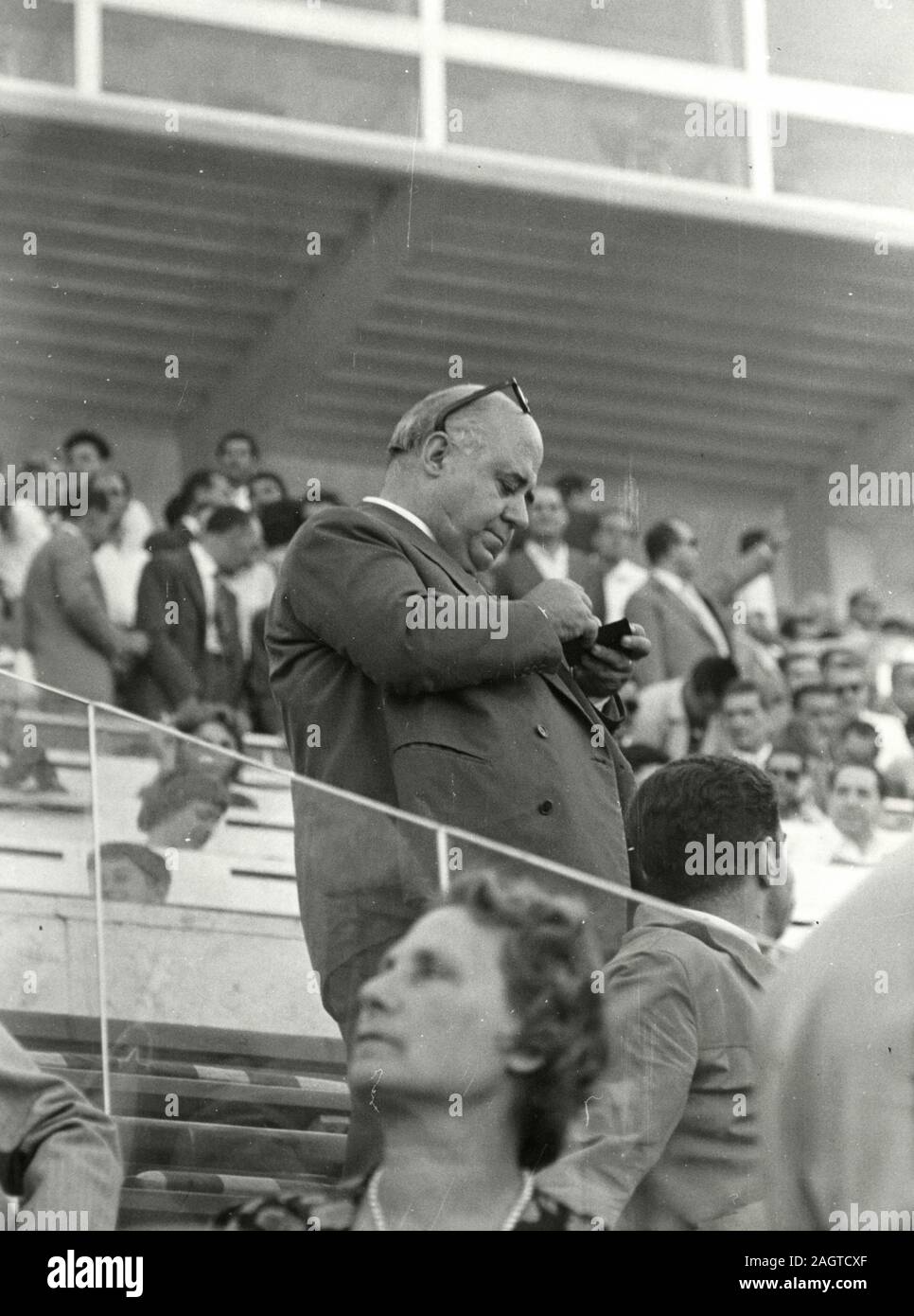 Homme politique italien ministre Penna au match de football, Rome, Italie 1956 Banque D'Images