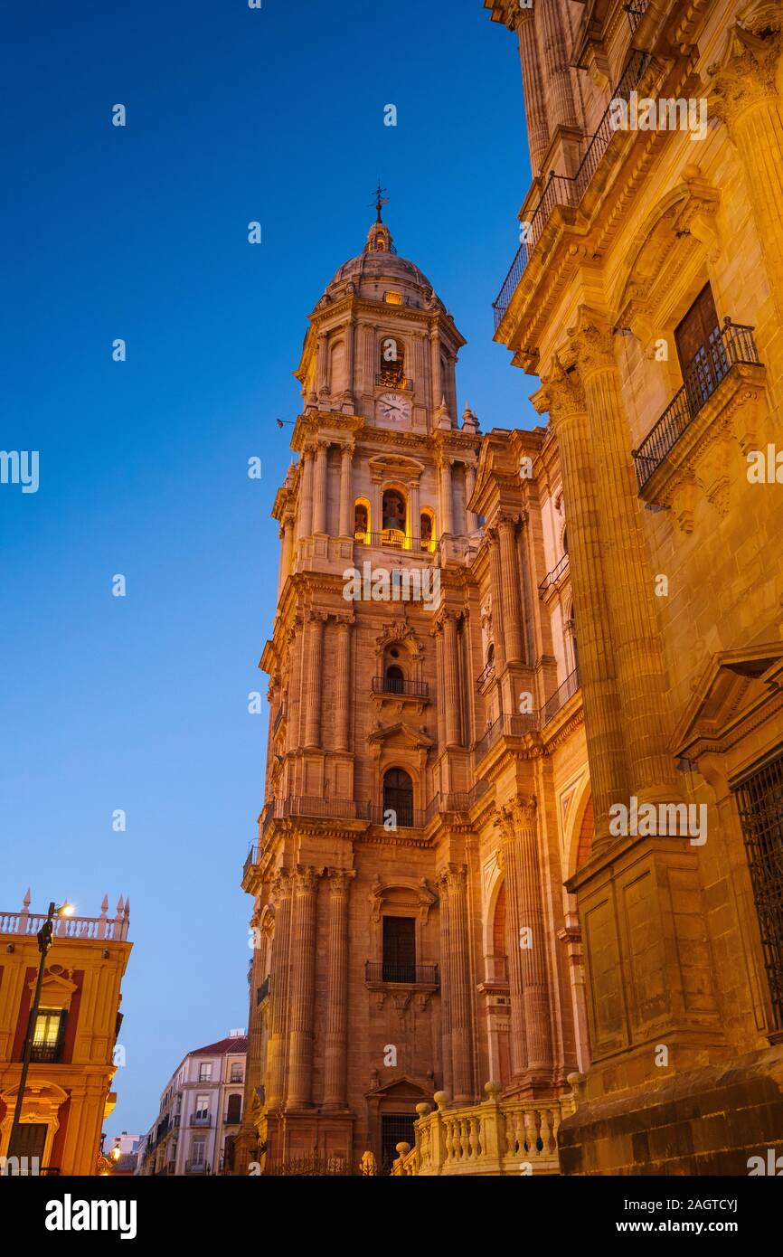 Édifice religieux de la cathédrale au crépuscule, Málaga capital. Costa del Sol, Andalousie au sud de l'Espagne. L'Europe Banque D'Images