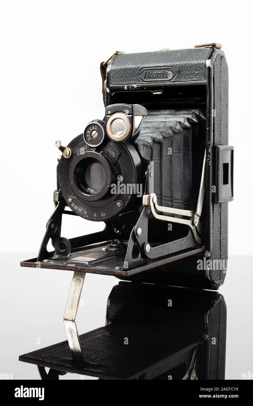 Ancien appareil photo à soufflet photographique Ikonta Banque D'Images