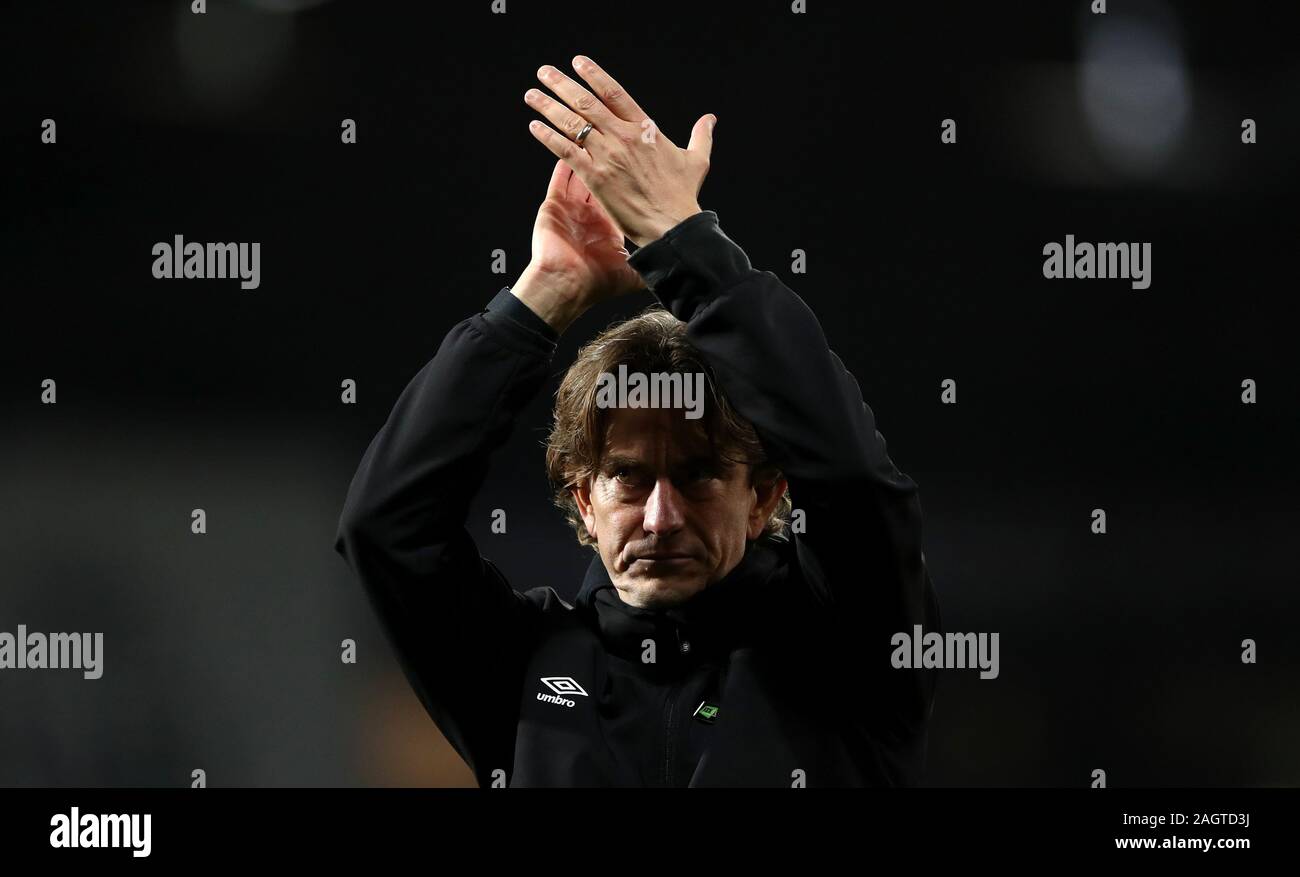 Brentford manager Thomas Frank remercie l'écart fans après le coup de sifflet final dans le ciel parier match de championnat à The Hawthorns, West Bromwich. Banque D'Images