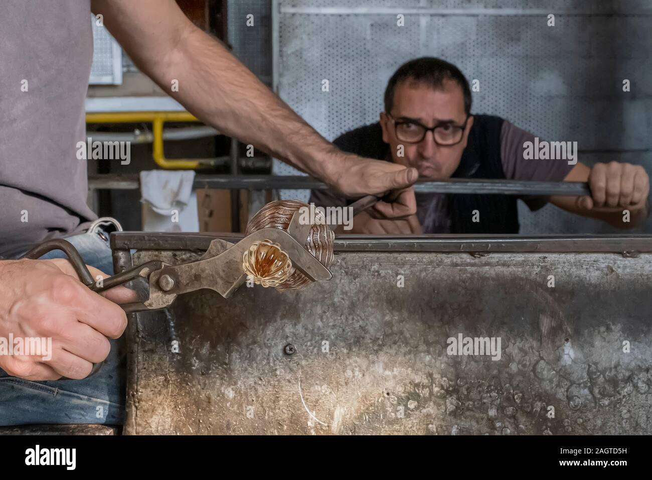 Venise, Italie - 03 décembre : Les employés travaillent avec du verre en fusion dans l'atelier à l'usine de verre de Murano Antica à Murano Banque D'Images