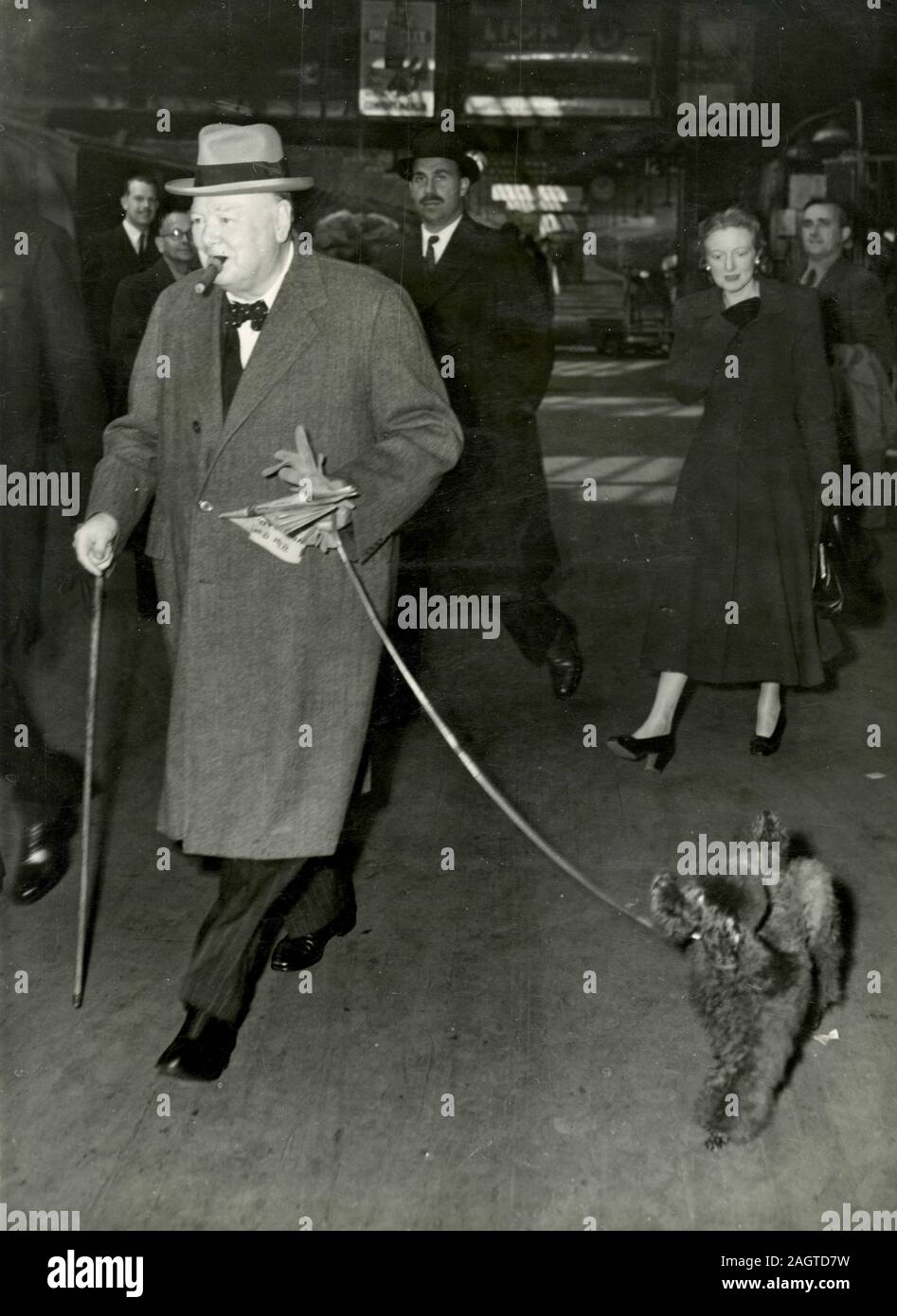 Le Premier ministre britannique, Sir Winston Churchill promenait son chien, London, UK 1948 Banque D'Images