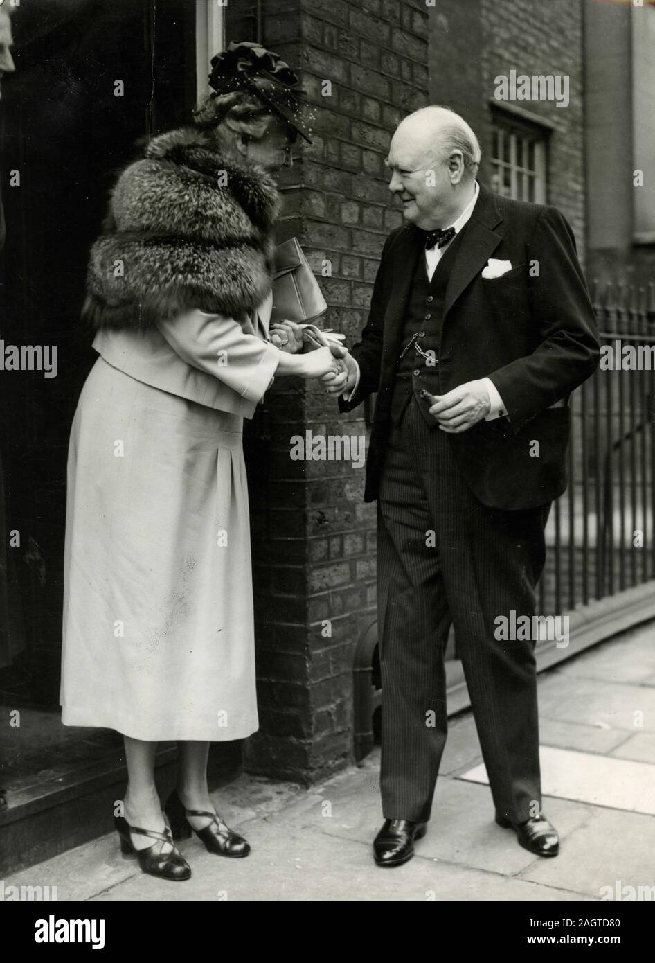 Première Dame des États-Unis Eleanor Roosevelt se serrer la main avec le Premier ministre britannique, Sir Winston Churchill, Hyde Park Gate, London, UK, avril 1948 Banque D'Images