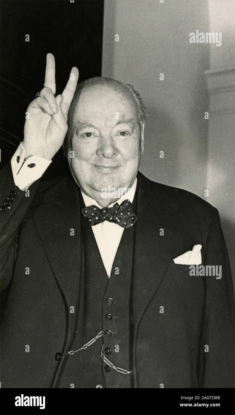 Le Premier ministre britannique, Sir Winston Churchill donnant une victoire, UK 1950 Banque D'Images