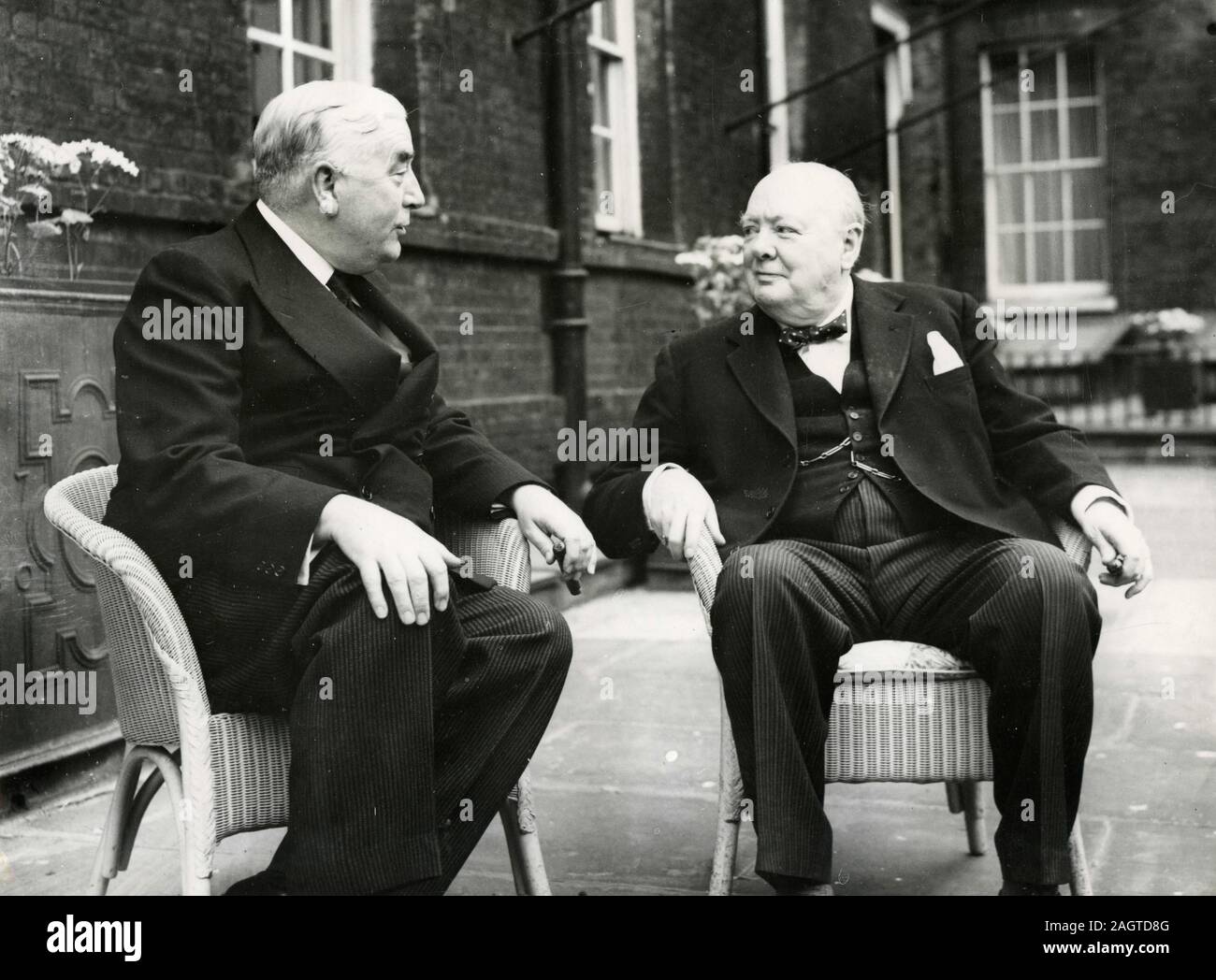 Australie Le premier ministre Robert Menzies en conversation avec le Premier ministre britannique, Sir Winston Churchill, London, UK 1952 Banque D'Images