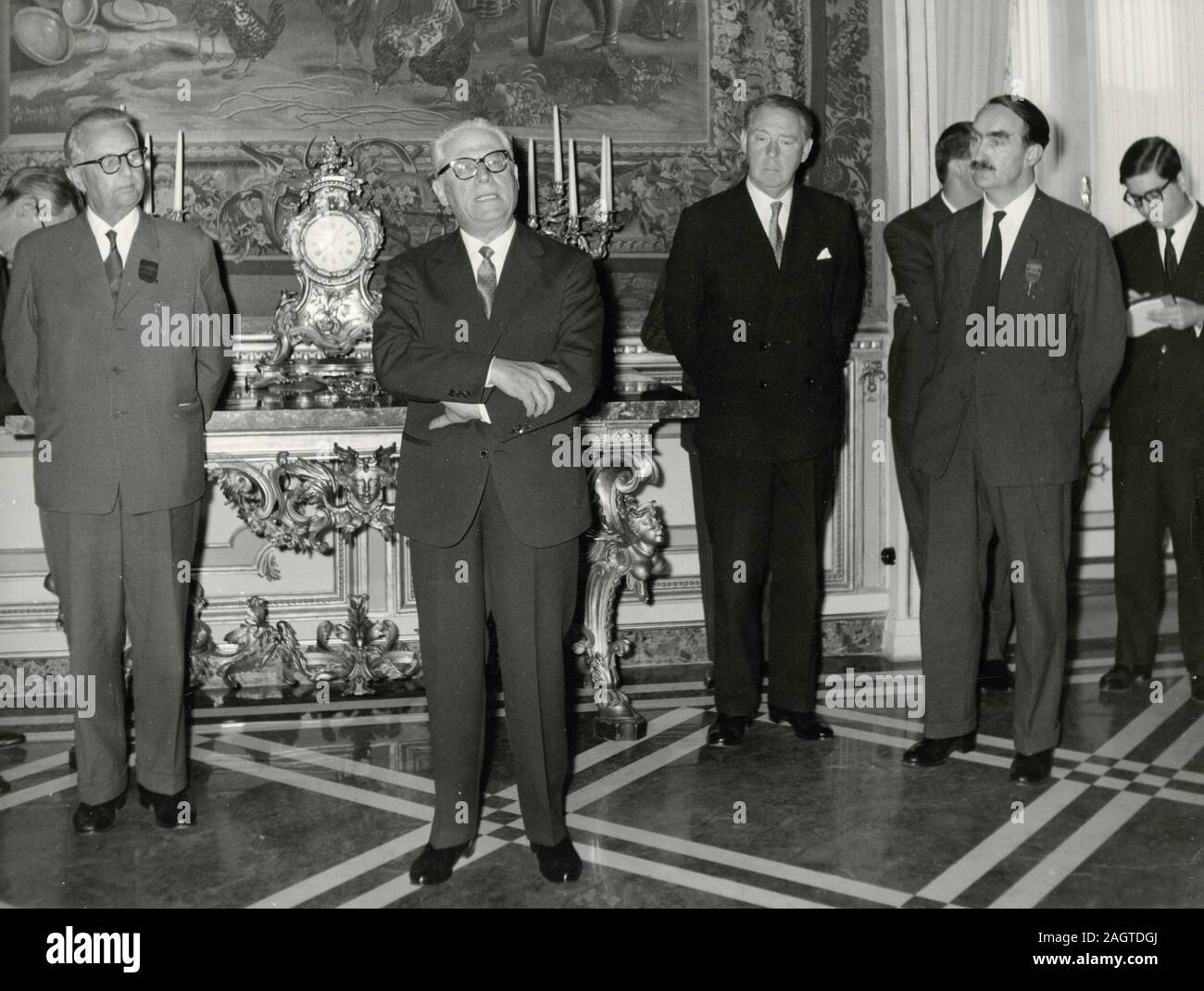 Président de la République italienne Giovanni Gronchi (deuxième à gauche) reçoit les leaders de l'Internationale Socialiste Alsing, Hugh Gaitskell, Andersen et Albert Carthy, Rome, Italie 1961 Banque D'Images