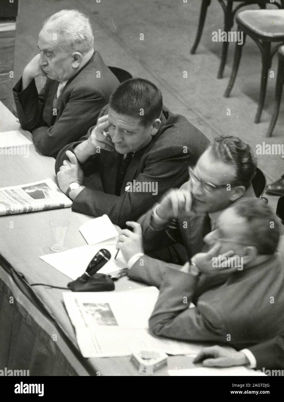 Homme politique italien Giorgio Amendola (deuxième à gauche) lors d'une conférence, Rome, Italie 1950 Banque D'Images