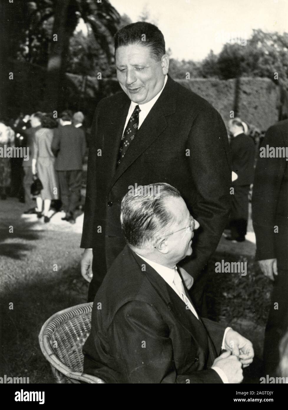 Les politiciens du parti communiste PCI italien Giorgio Amendola (debout) et Palmiro Togliatti, Rome, Italie 1950 Banque D'Images
