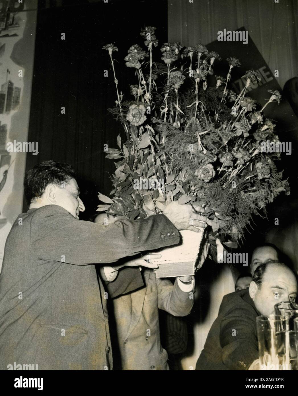 Homme politique italien Giuseppe Di Vittorio reçoit des fleurs, Rome, Italie 1960 Banque D'Images