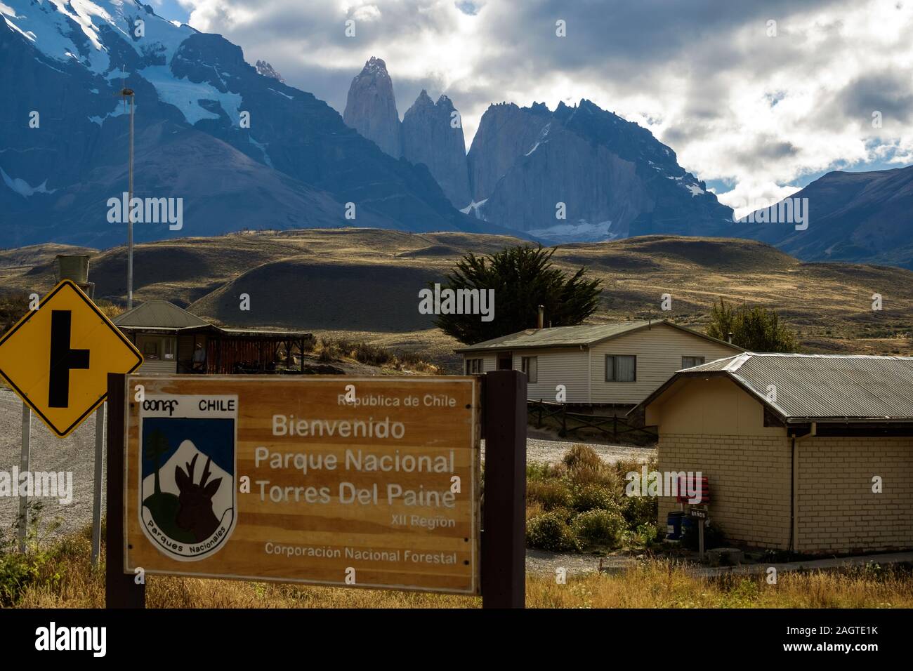 Les tours du paine et les cornes dominent la vue lorsque vous voyez le panneau 'Welcome Parc National Torres del Paine - National Forest Corporation'. Banque D'Images