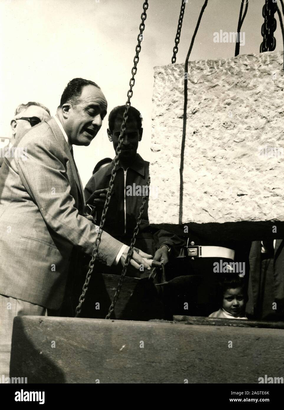 Homme politique italien Urbano Cioccetti, Maire de Rome, posant la première pierre de la marché Trionfale, Italie 1960 Banque D'Images