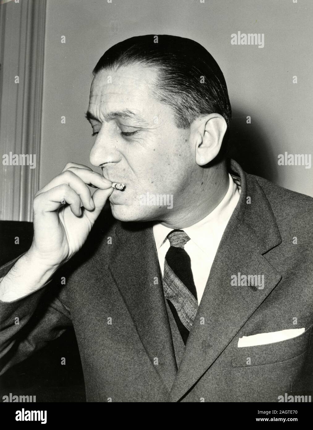 Homme politique italien Vittorio Badini Confalonieri de fumer la cigarette, Rome, Italie 1960 Banque D'Images