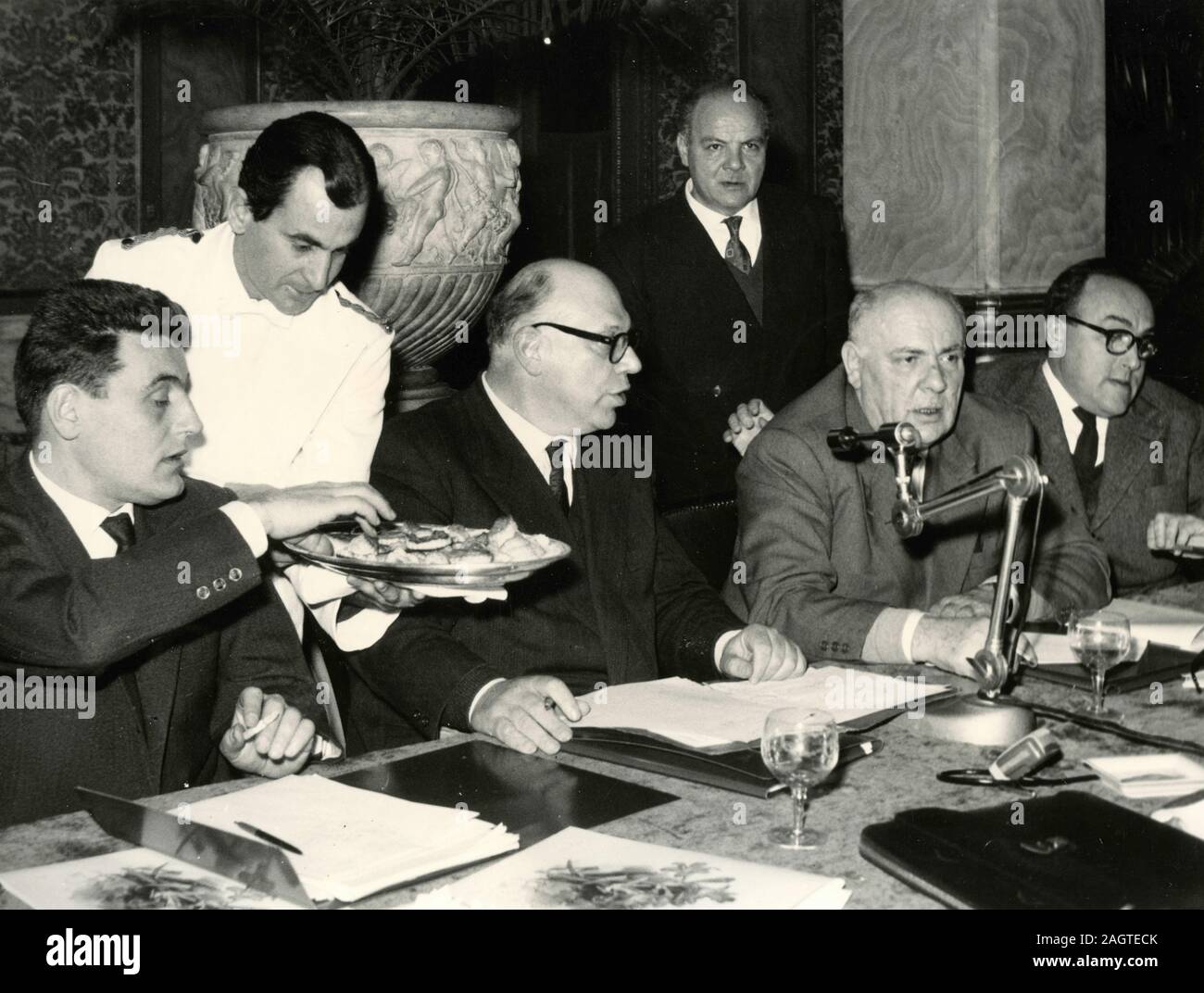 Les politiciens italiens Luciano Romagnoli, Agostino Novella, et Vittorio Foà lors d'une conférence de presse, Rome, Italie 1960 Banque D'Images