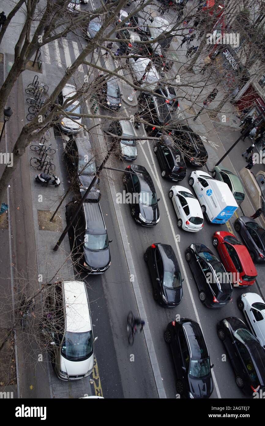 Le trafic à l'arrêt que la grève se poursuit à Noël, provoquant le chaos de voyage, Boulevard Barbès, Paris, France - 21 Décembre 2019 Banque D'Images