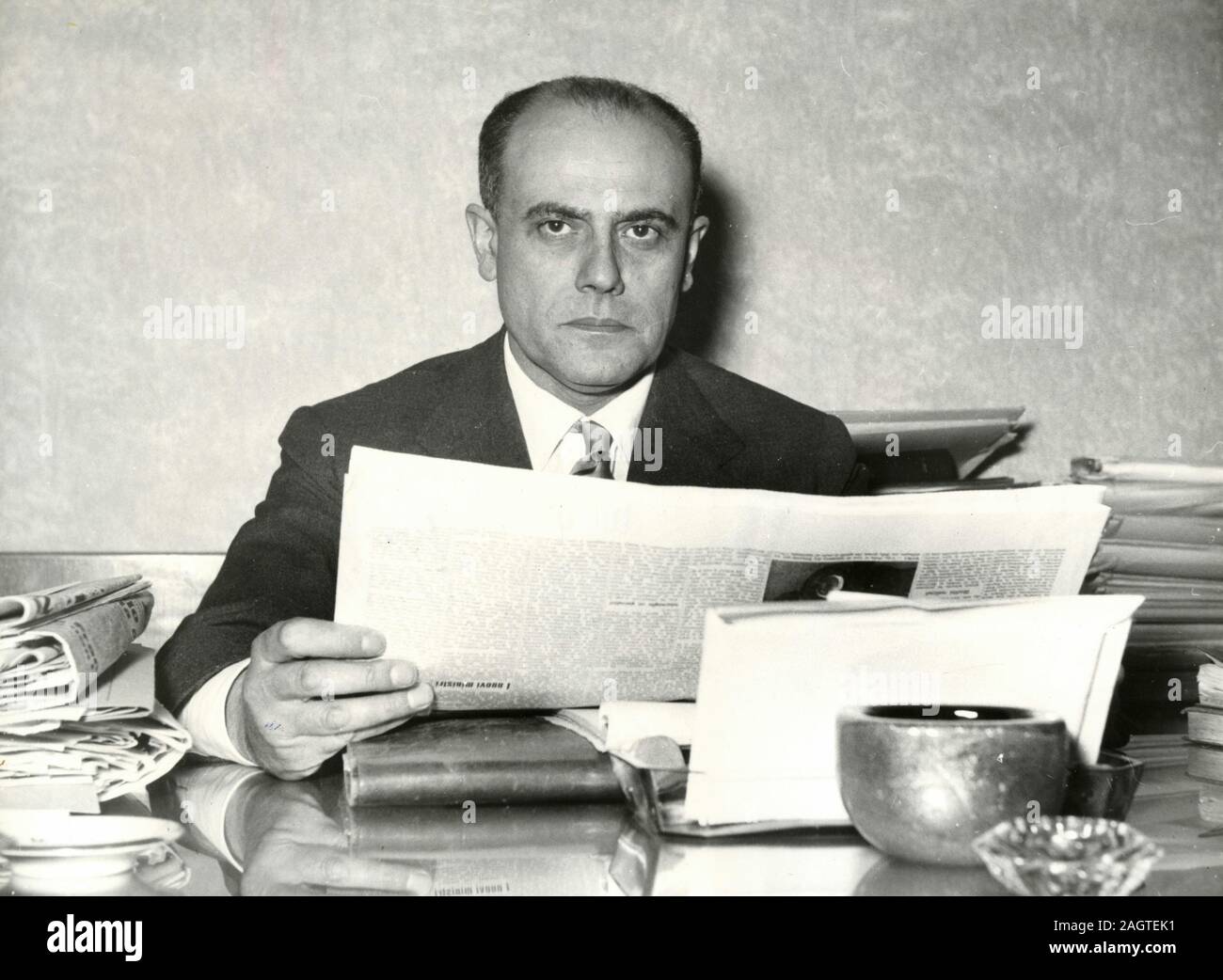Homme politique italien Giorgio ministre Bo lire le journal, Rome, Italie 1960 Banque D'Images