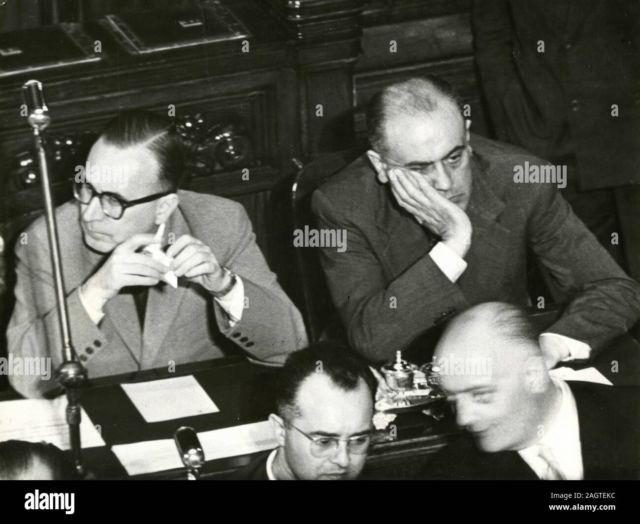 Les ministres politiciens italien Mariano rumeur e Giorgio Bo, Rome, Italie 1960 Banque D'Images