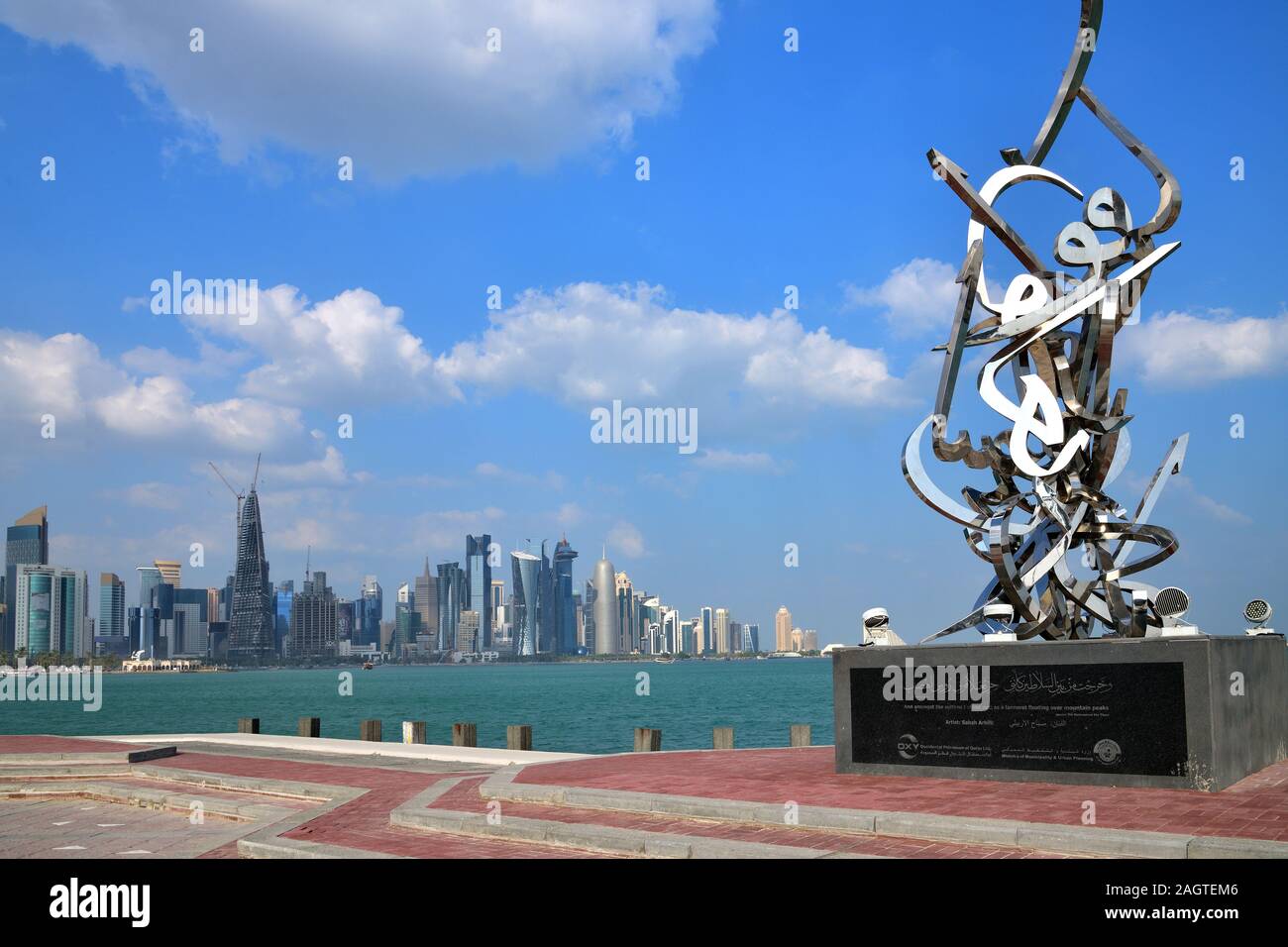 Doha, Qatar - novembre 21. 2019. La Sculpture de Calligraphie de Sabah Arbilli dévoilée sur le front de mer de Corniche Banque D'Images