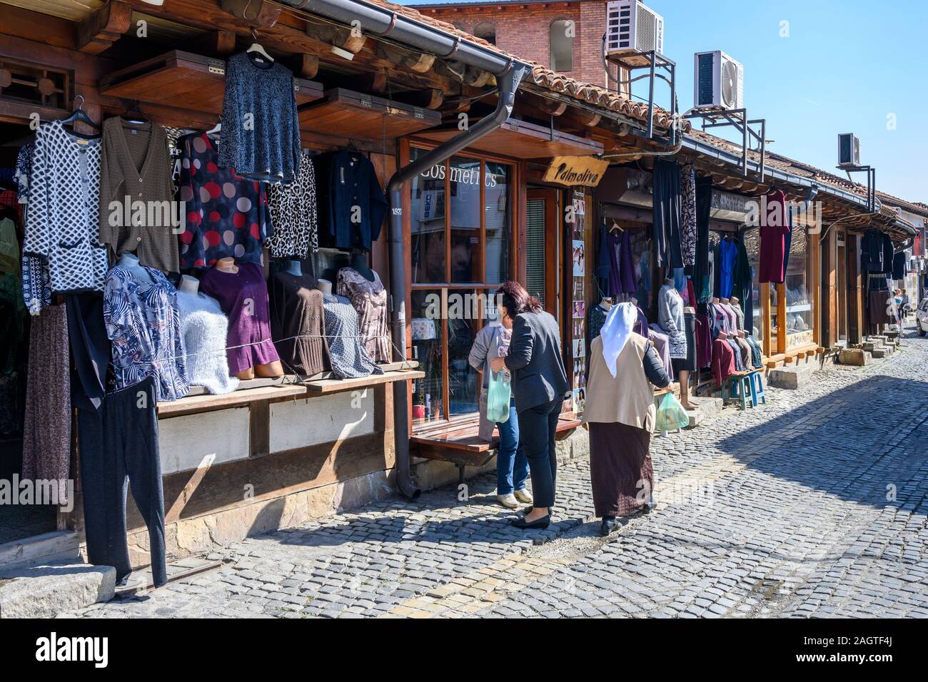 Des boutiques traditionnelles dans le vieux bazar Ottoman dans la ville de Gjakova, Gjakova, dans la République du Kosovo, dans le centre des Balkans. Banque D'Images