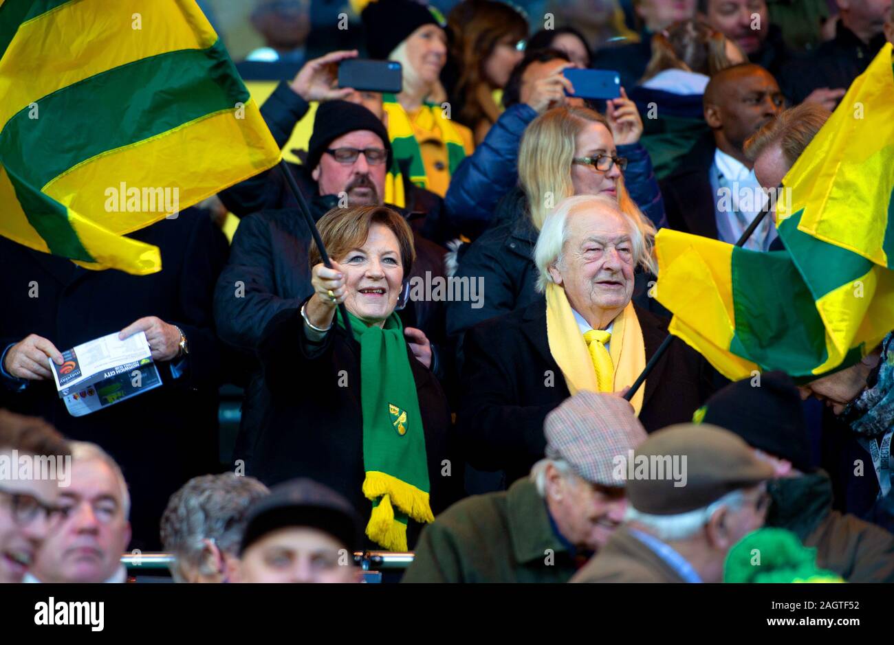 Les actionnaires de ville de Norwich et Delia Smith Michael Wynn-Jones dans les peuplements au cours de la Premier League match à Carrow Road, Norwich. Banque D'Images