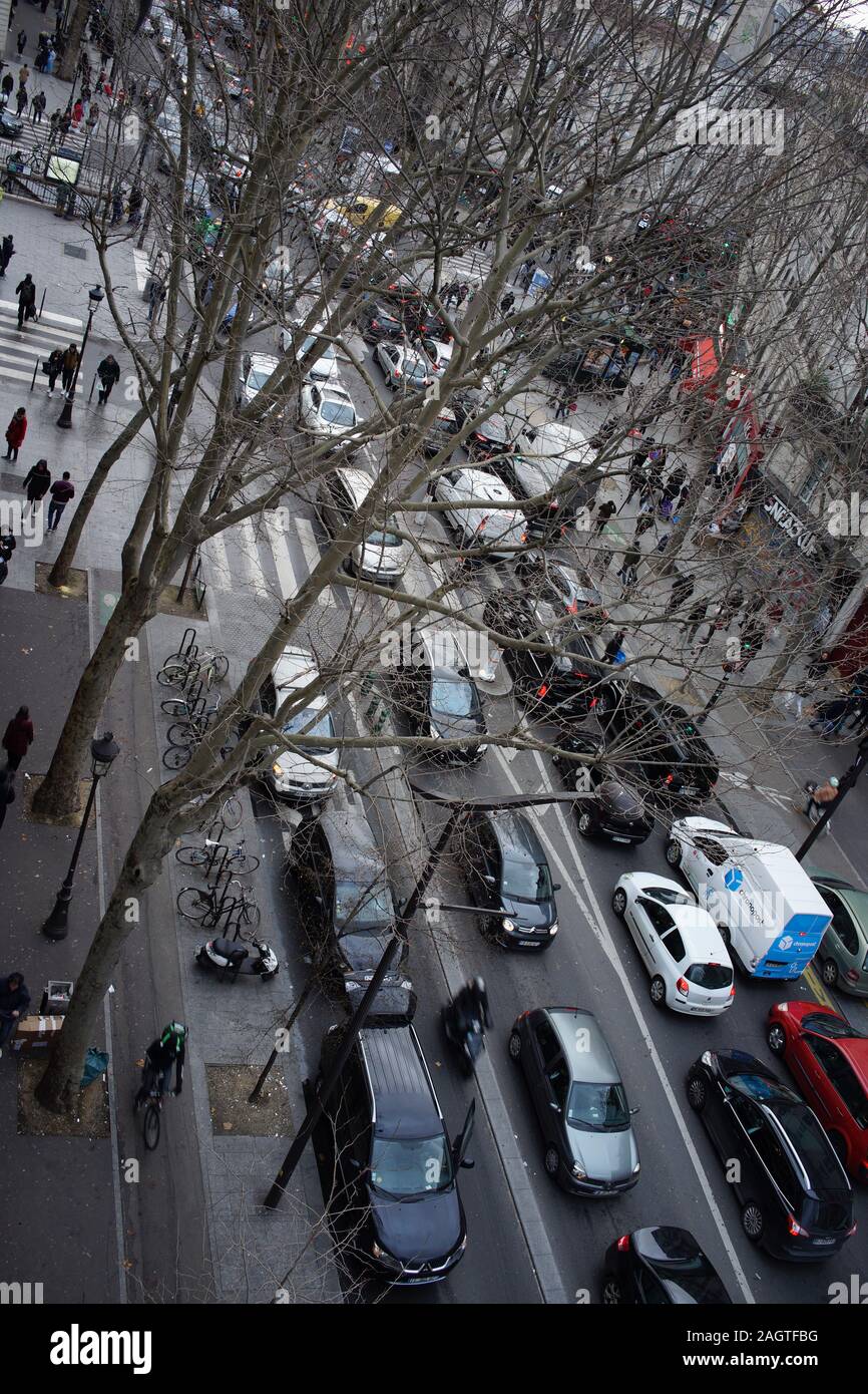 Le trafic à l'arrêt que la grève se poursuit à Noël, provoquant le chaos de voyage, Boulevard Barbès, Paris, 21 Décembre 2019 Banque D'Images