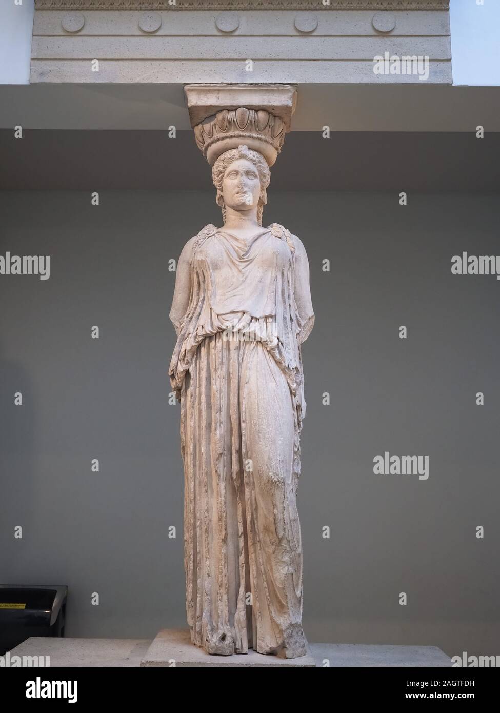 Londres, UK - circa 2019 SEPTEMBRE : de l'Erechtheum à caryatide de l'acropole d'Athènes, pentelic marble, environ 415 avant J.-C., au British Museum Banque D'Images