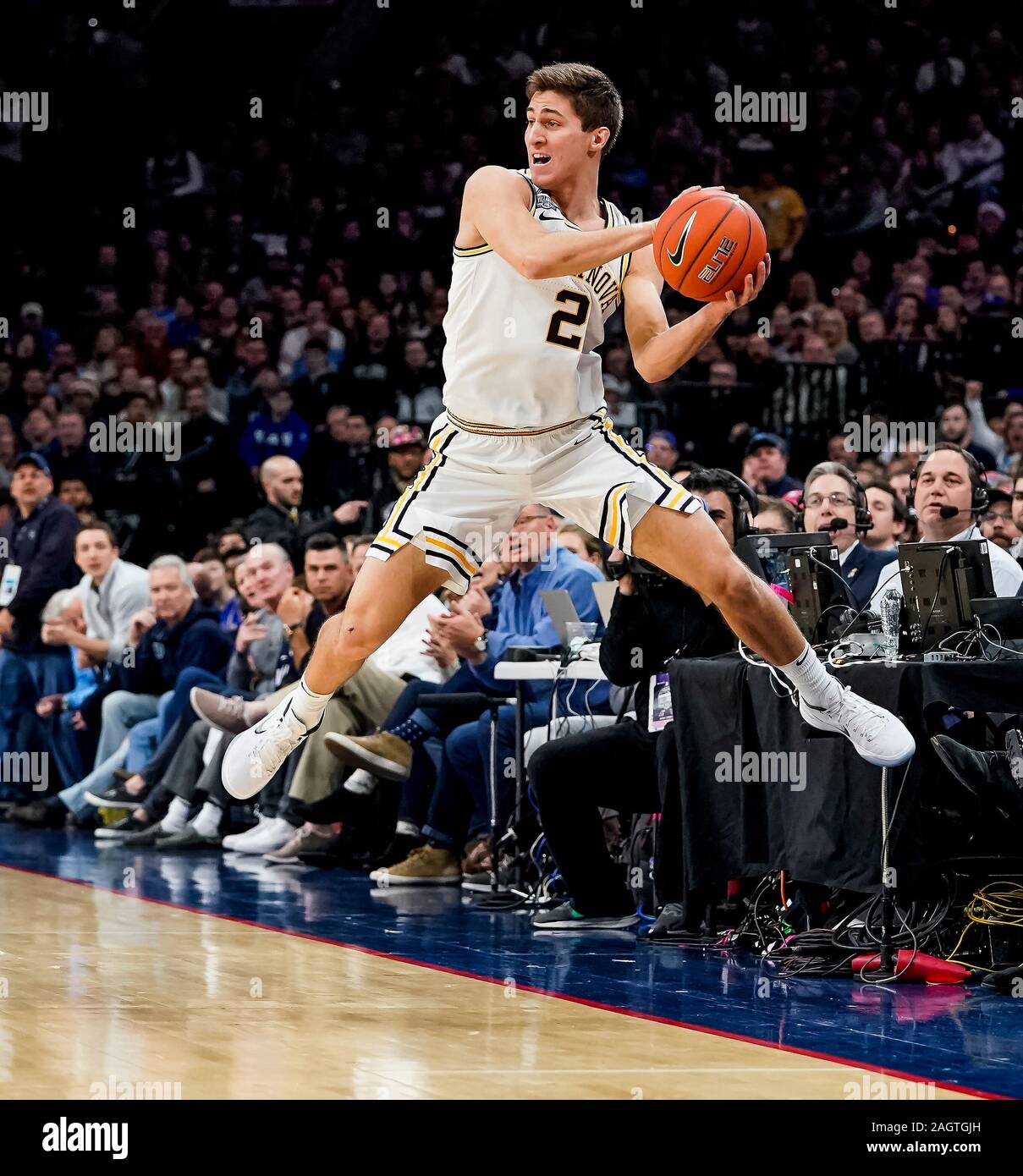 Philadelphia, PA, USA. Dec 21, 2019. 21 décembre 2019 : Villanova guard Collin Gillespie # 2 sauve une balle lâche pendant le match de basket-ball de NCAA entre le Kansas Jayhawks et Villanova Wildcats au Wells Fargo Center de Philadelphie, Pennsylvanie. Scott Serio/Cal Sport Media/Alamy Live News Banque D'Images
