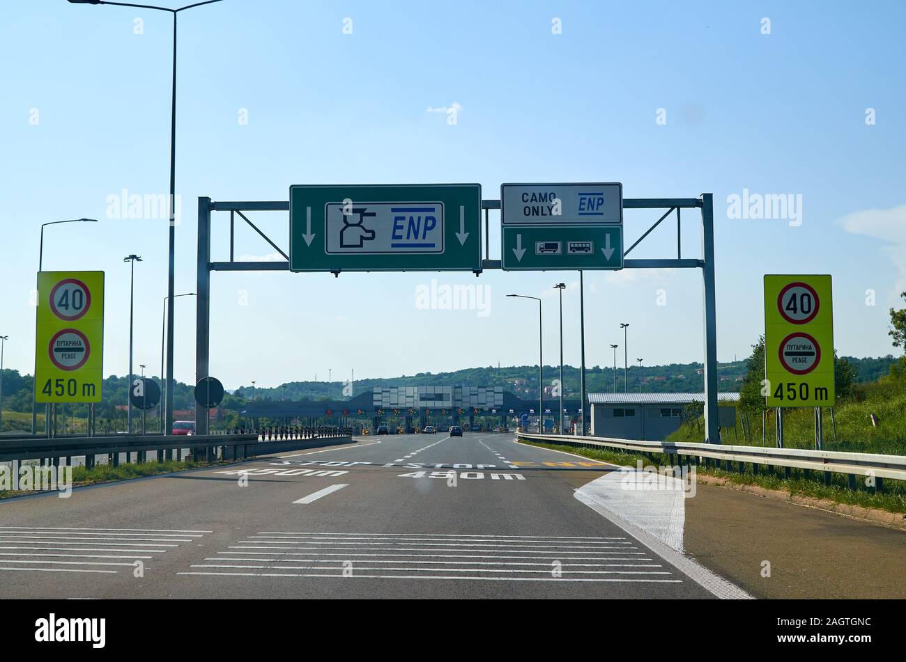 Panneaux de circulation sur une route, annonçant un péage en serbe et en Français écrit Banque D'Images