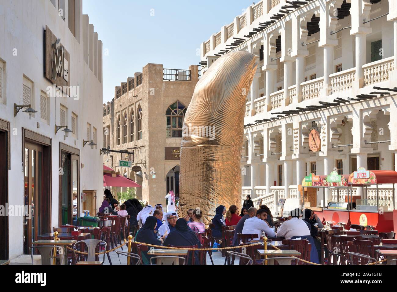Doha, Qatar - novembre 21. 2019. Le pouce est une sculpture en forme de pouce géant, pièce d'art de l'artiste français renommé Cesar Baldaccini Banque D'Images