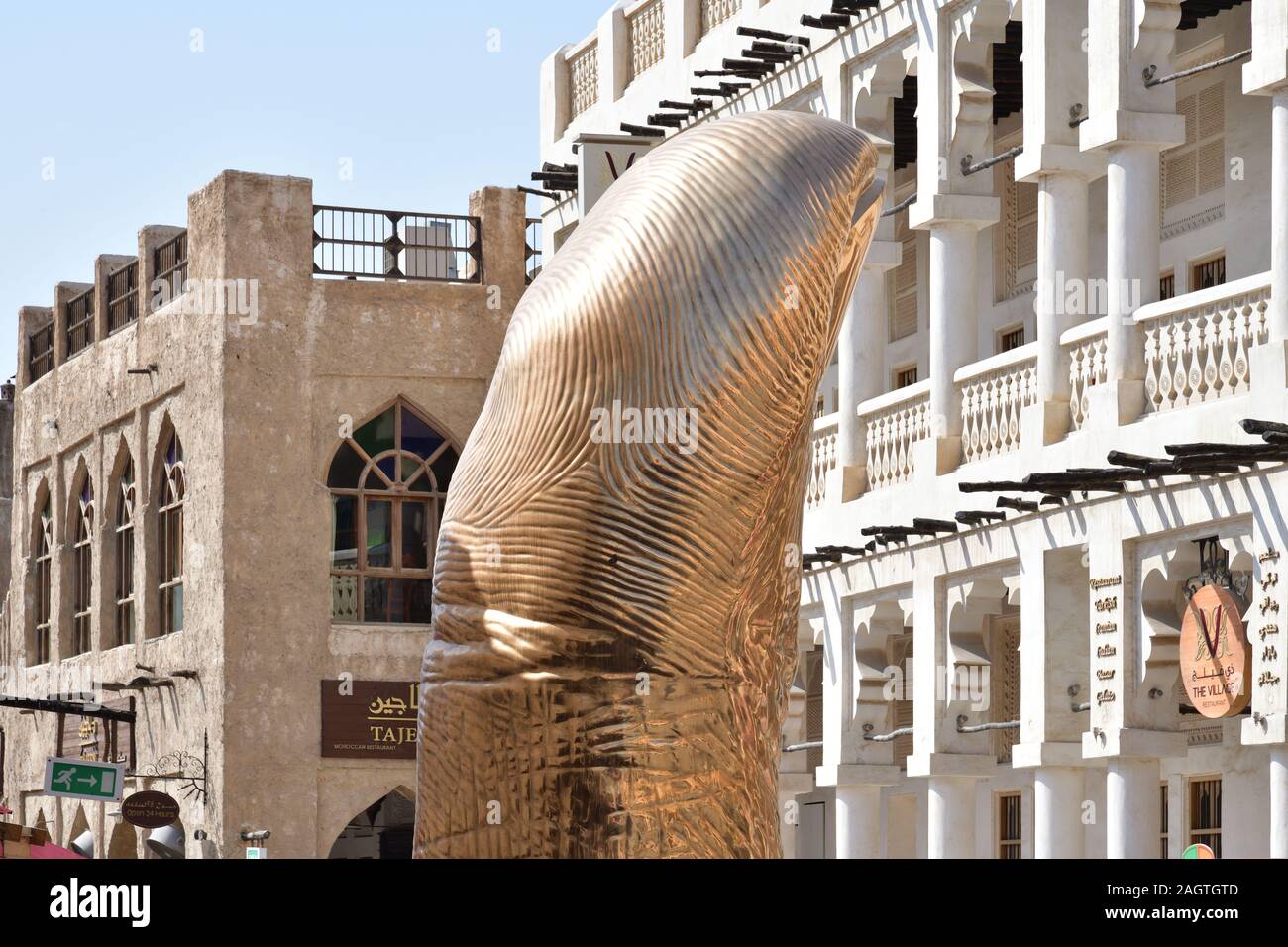Doha, Qatar - novembre 21. 2019. Le pouce est une sculpture en forme de pouce géant, pièce d'art de l'artiste français renommé Cesar Baldaccini Banque D'Images