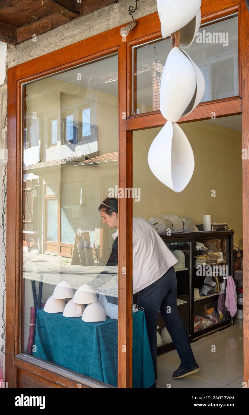 Avis albanaise traditionnelle appelée caps une qeleshe ou plis, à vendre dans le vieux bazar Ottoman dans la ville de Pec (PEJA) dans la République du Kosovo, en th Banque D'Images