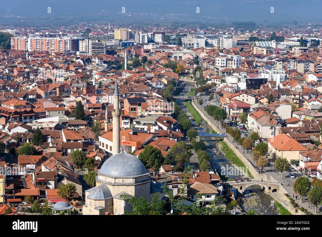 Regardant vers le bas sur la ville de Prizren, avec la Mosquée de Sinan Pacha et de la vieille ville à l'avant-plan et le Pec Bistrica rivière qui traverse les 100 Banque D'Images