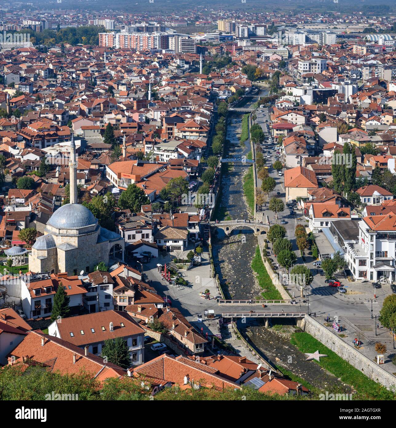 Regardant vers le bas sur la ville de Prizren, avec la Mosquée de Sinan Pacha et de la vieille ville à l'avant-plan et le Pec Bistrica rivière qui traverse les 100 Banque D'Images