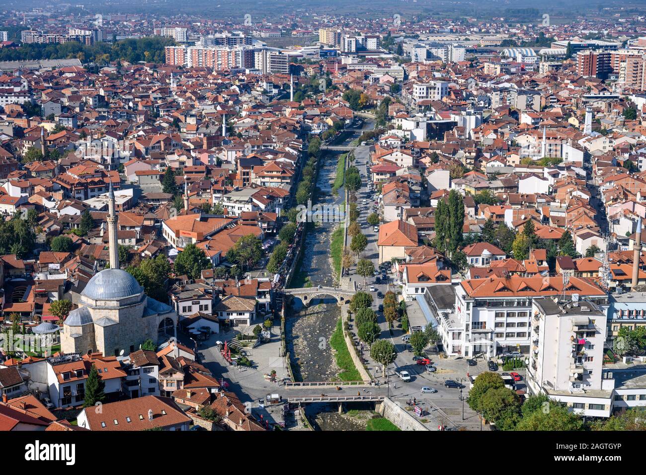 Regardant vers le bas sur la ville de Prizren, avec la Mosquée de Sinan Pacha et de la vieille ville à l'avant-plan et le Pec Bistrica rivière qui traverse les 100 Banque D'Images