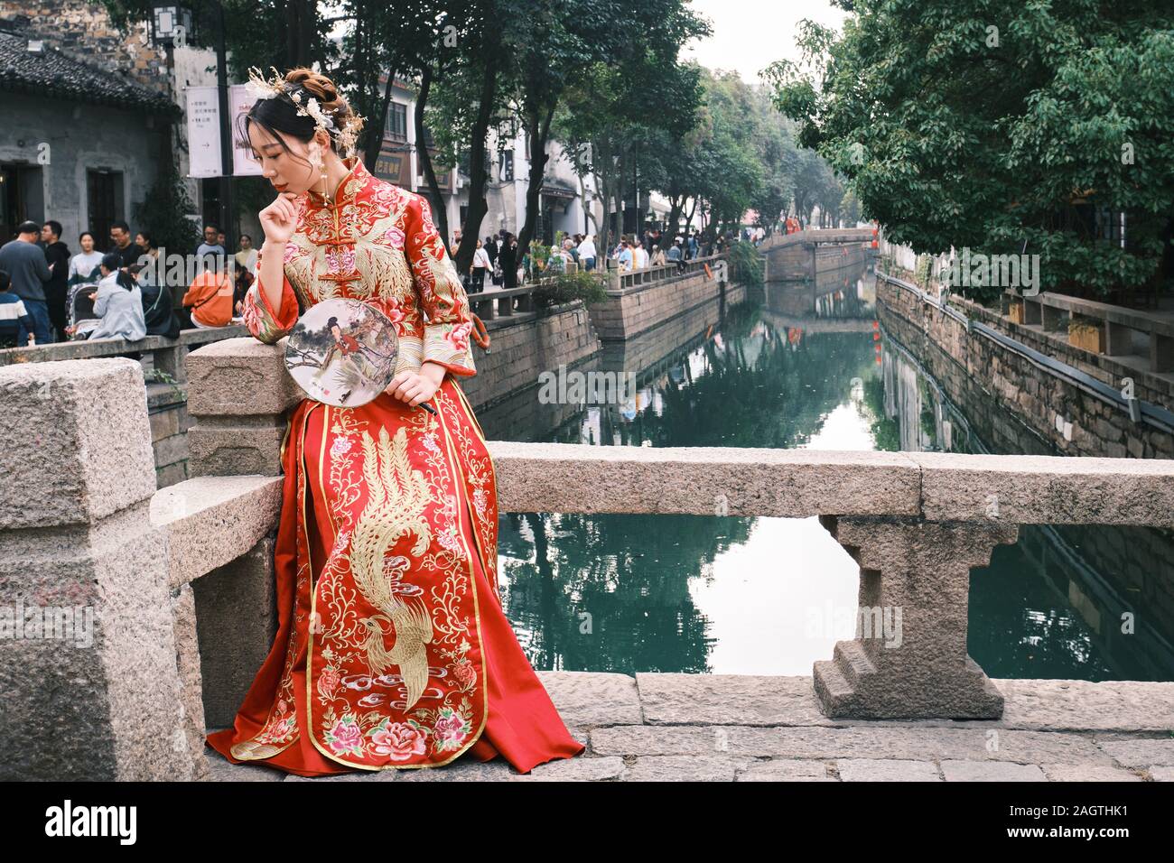 Une belle femme orientale dans un habillement traditionnel rouge Banque D'Images