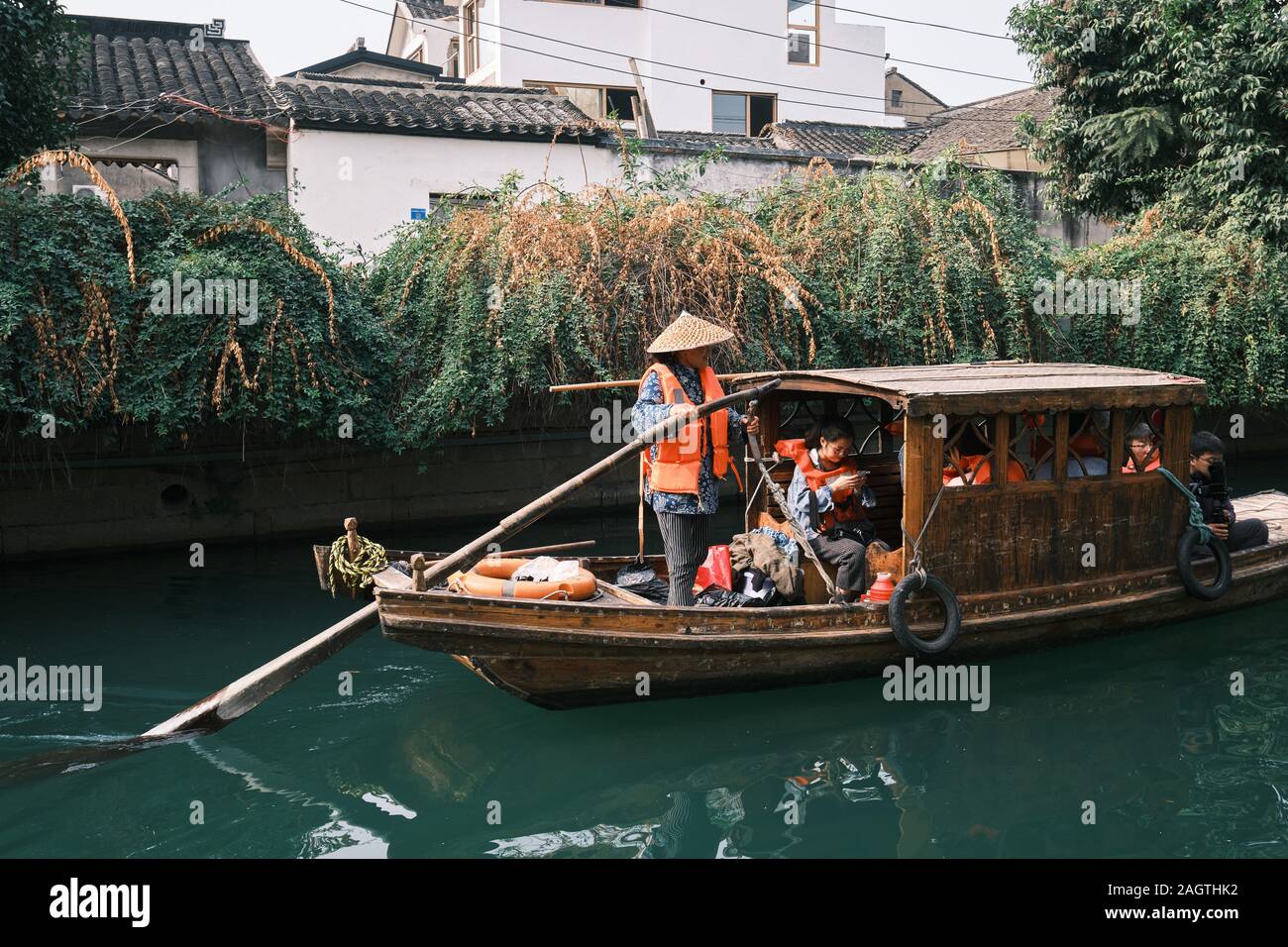 Un bateau sur un canal de la "Venise Chinoise" - Suzohu Banque D'Images