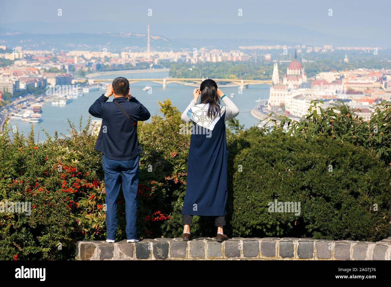Deux touristes de prendre une photo du célèbre panorama de Budapest, vue arrière Banque D'Images