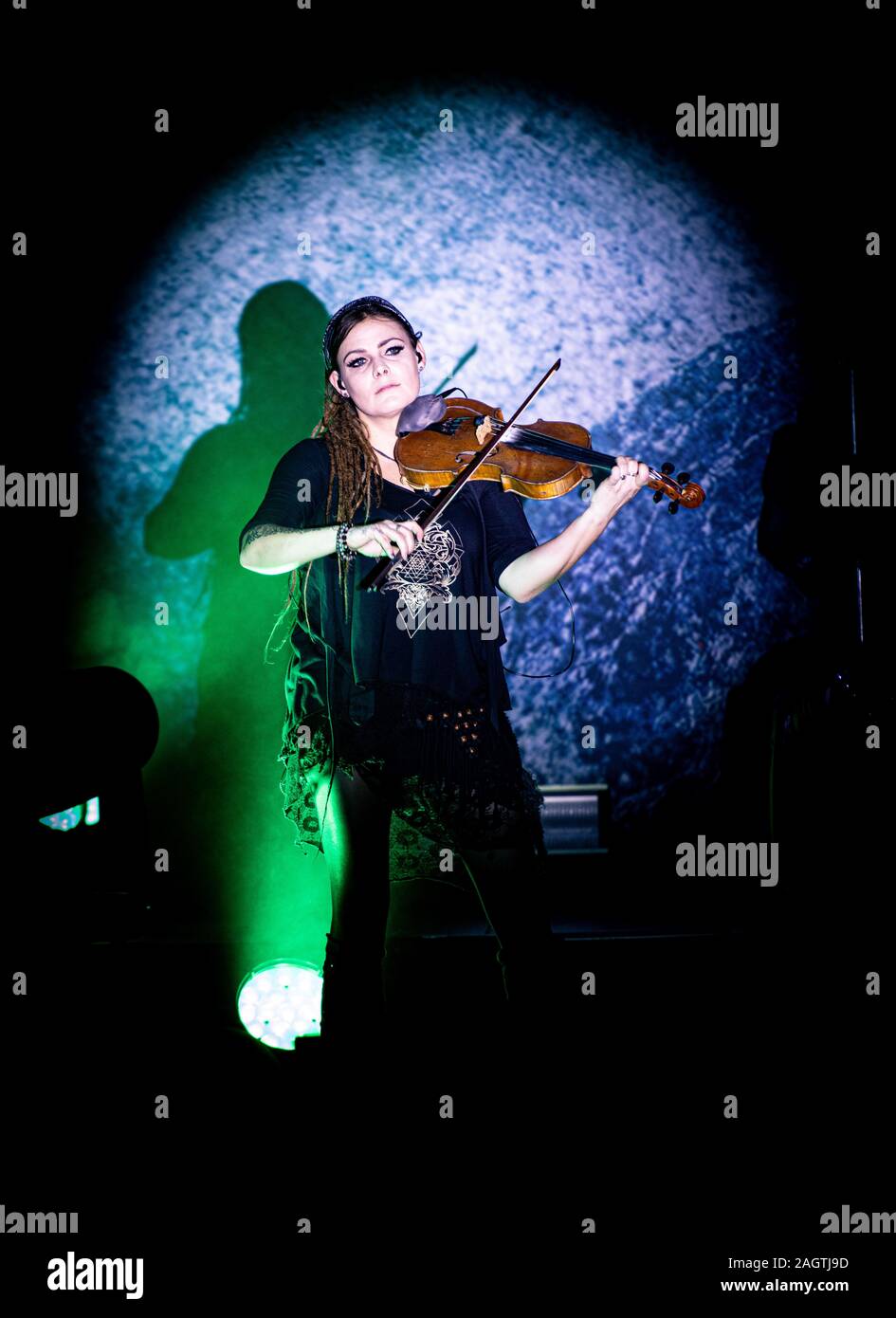 Copenhague, Danemark. 20, décembre 2019. Le groupe de folk metal suisse Eluveitie effectue un concert live à Amager Bio à Copenhague. Musicien ici Nicole Ansperger est vu sur scène. (Photo crédit : Gonzales Photo - Nikolaj Bransholm). Banque D'Images