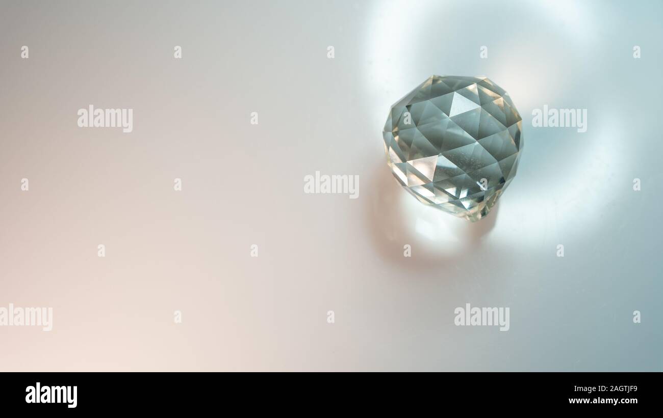 Grand cristal sur fond blanc avec réfraction de la lumière l'abstraction. Beaucoup d'espace pour une inscription ou un logo. Banque D'Images